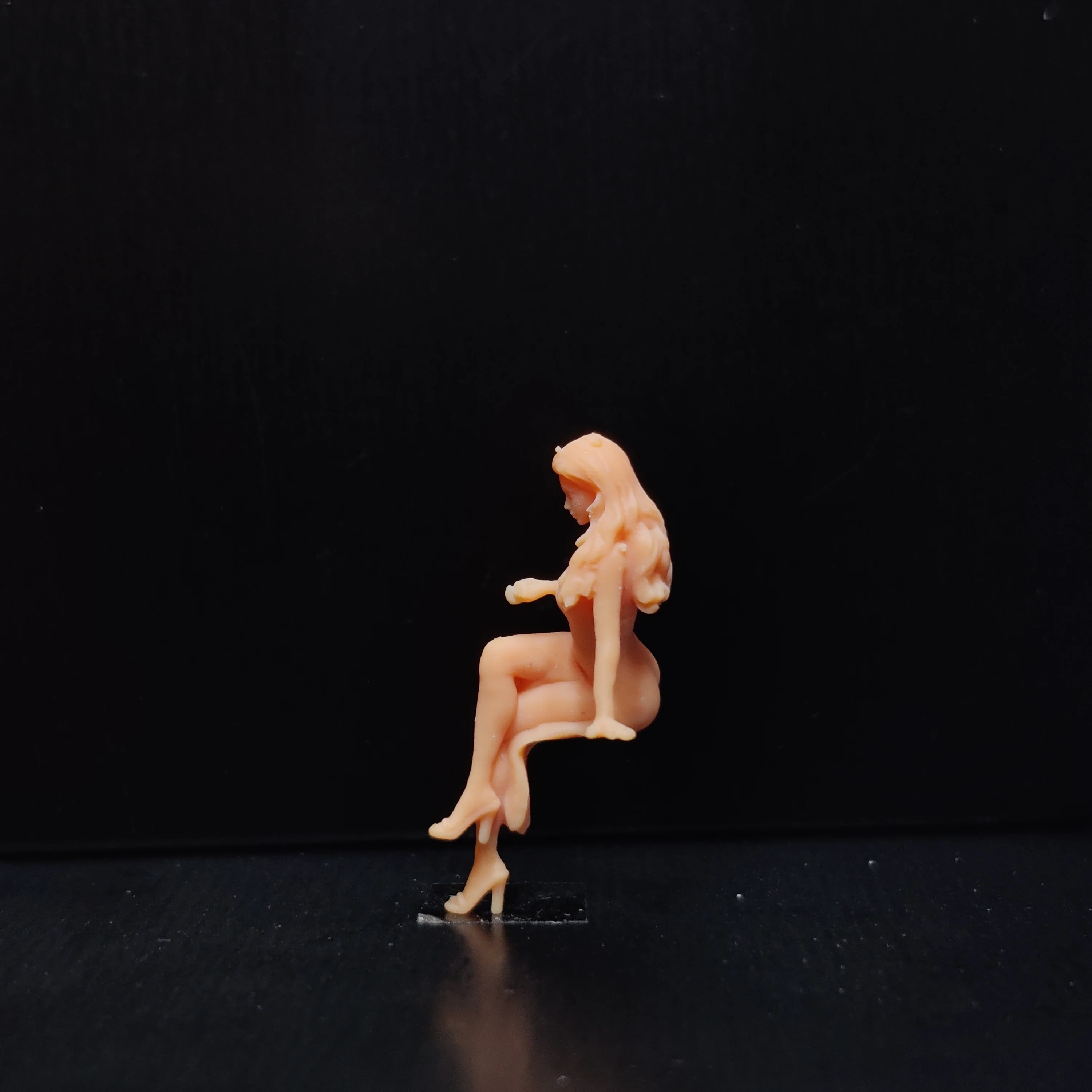 1/64 1/43 Scale Model ResinFemale with Sitting Posture and Textured FeetUncolored Miniature Diorama Hand-painted T524