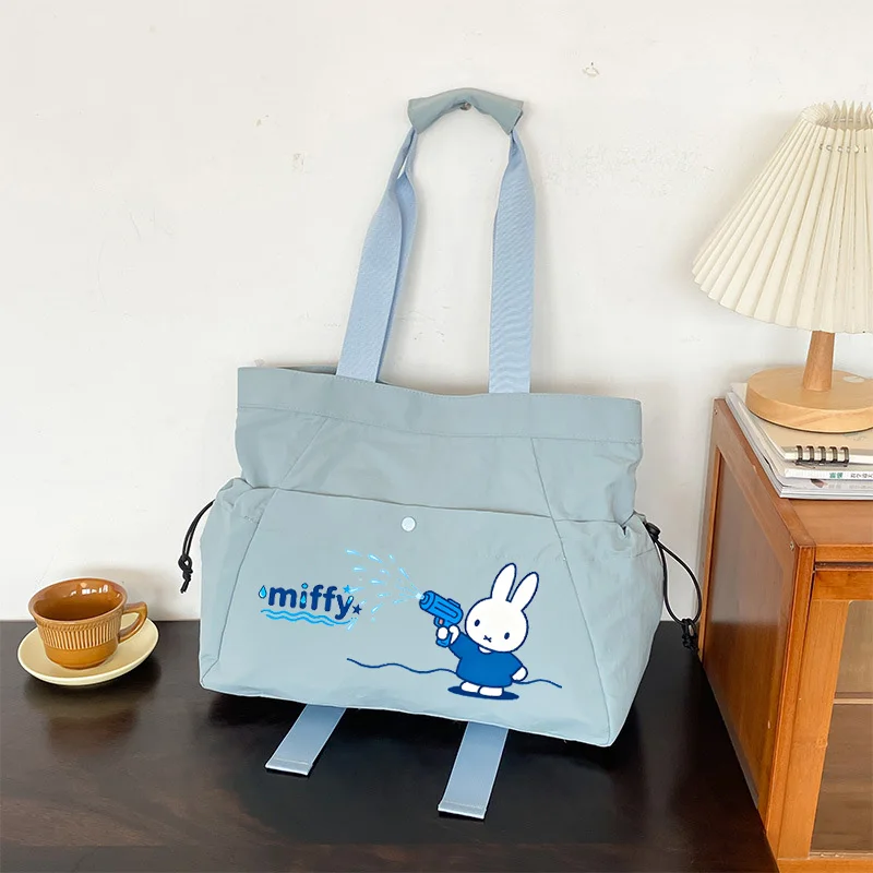 กระเป๋าโท้ทลายมิฟฟี่น่ารัก การ์ตูนมิฟฟี่กระต่าย กระเป๋าสะพายข้างเดียวสำหรับฟิตเนส โยคะ กระเป๋าเดินทางความจุสูง น้ำหนักเบา กระเป๋าแบบมีเชือกผูก