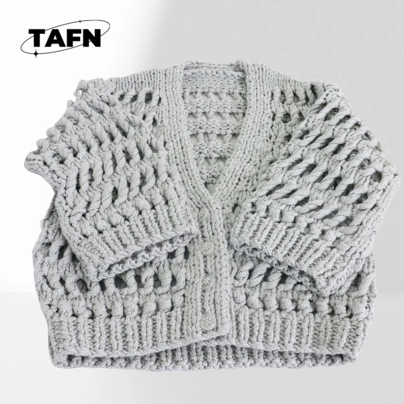 

Women's Premium Vintage Cashmere Cardigan – Soft and Stylish for 25 Premium Cashmere Cardigan – Retro and Cozy for CasualAG0301