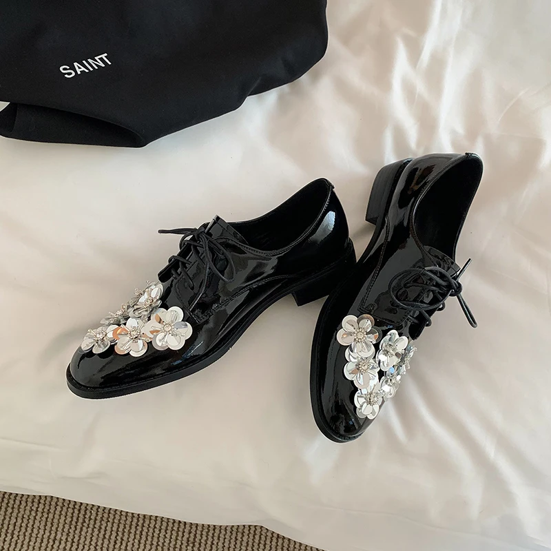 أحذية كاجوال للنساء من جلد البقر ديربي بروغ بمقدمة مستديرة وزهرة الديكور وأربطة للإغلاق أحذية للسيدات مصنوعة يدويًا