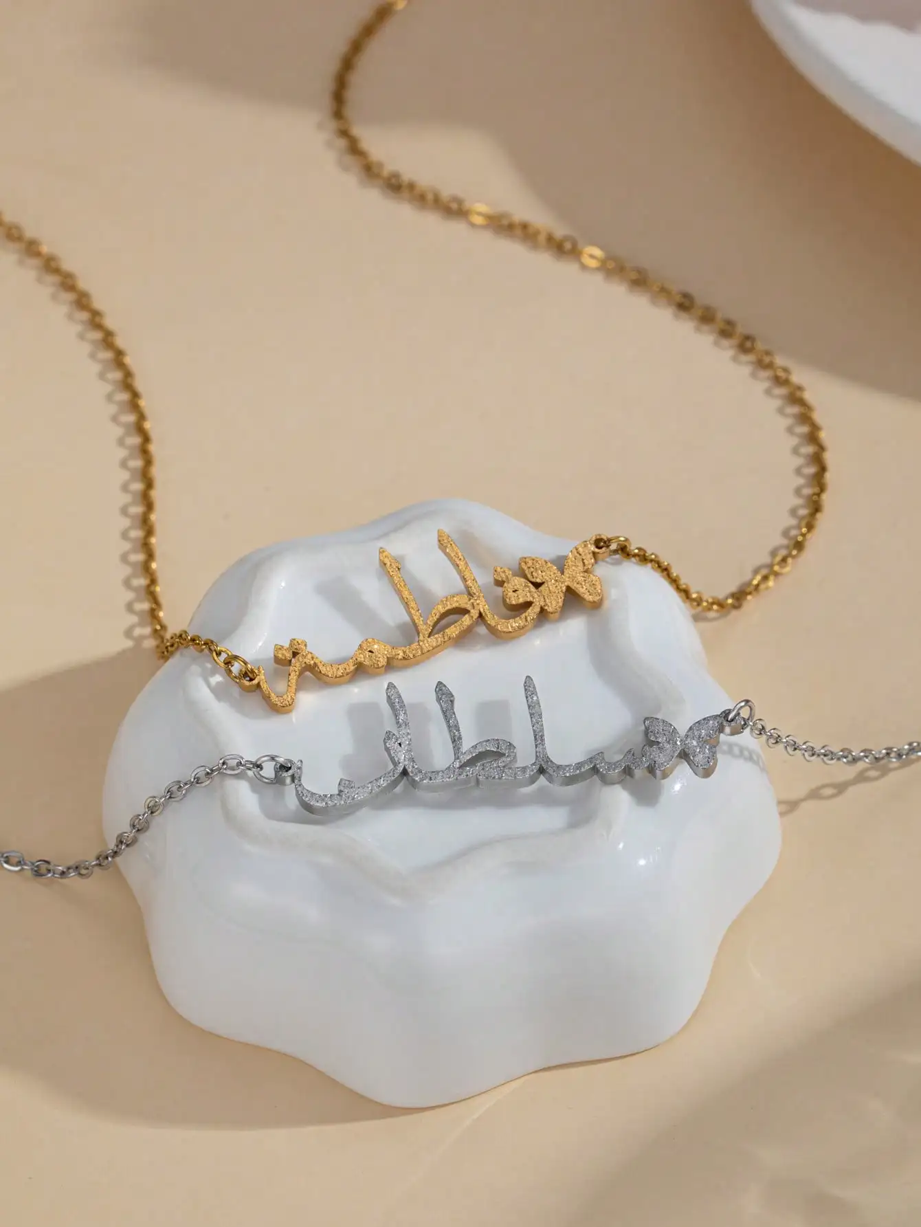 จี้สร้อยคอรูปผีเสื้อ DOREMI ของขวัญเครื่องประดับเคลือบด้าน สร้อยคอแบบกำหนดเองพร้อมชื่อภาษาอาหรับและรูปผีเสื้อ