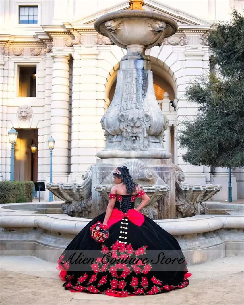 Vestidos Quinceanera com miçangas e babados, vestido de baile fora do ombro, apliques de flores vermelhas, doce vestido de aniversário, preto, 16