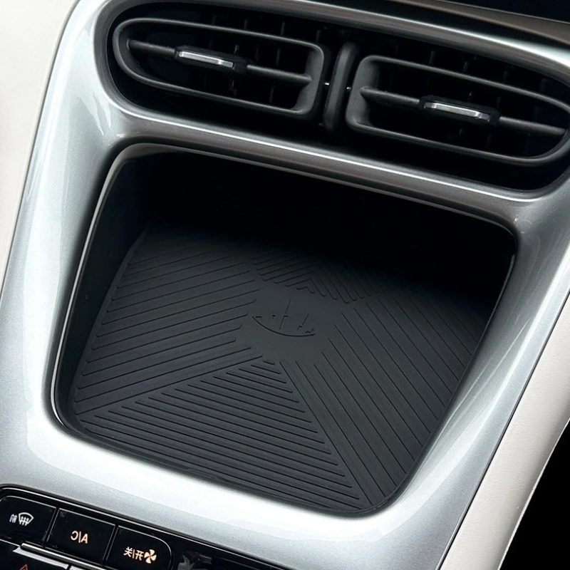 Für 2026 Geely EX2 Proton e.MAS 5 Zentrale Kabellose Ladematte aus Silikon Rutschfeste Staubdichte Telefonunterlage Auto-Innenausstattung – Detail 5
