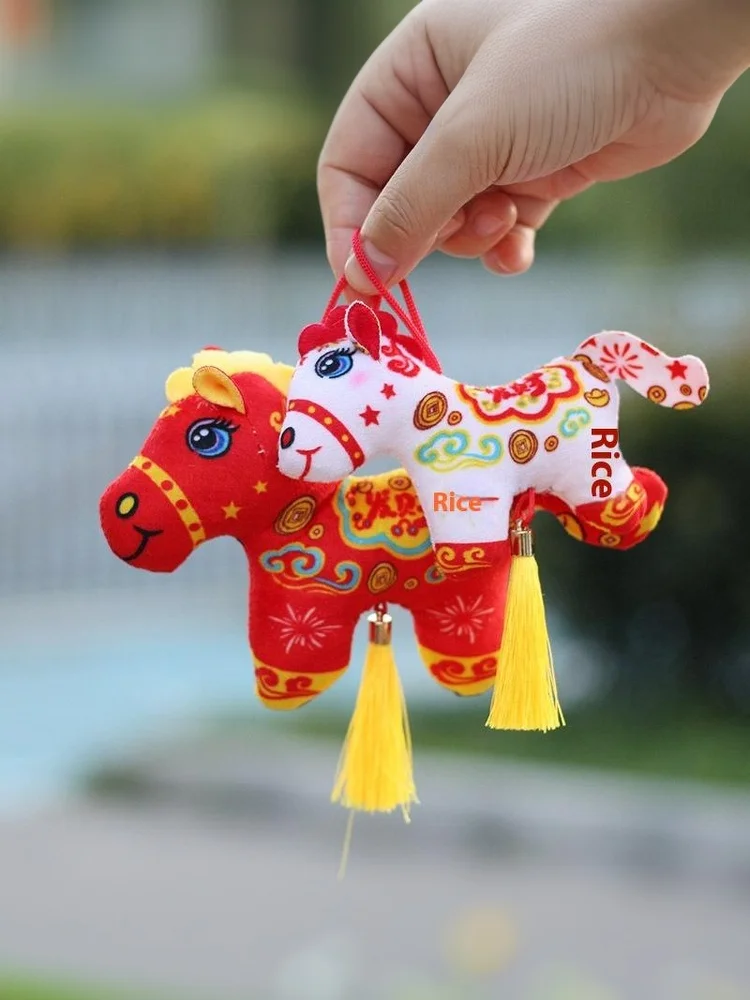 Urocza, realistyczna maskotka zwierzęca - koń, pluszowa zawieszka, ozdoba do plecaka.