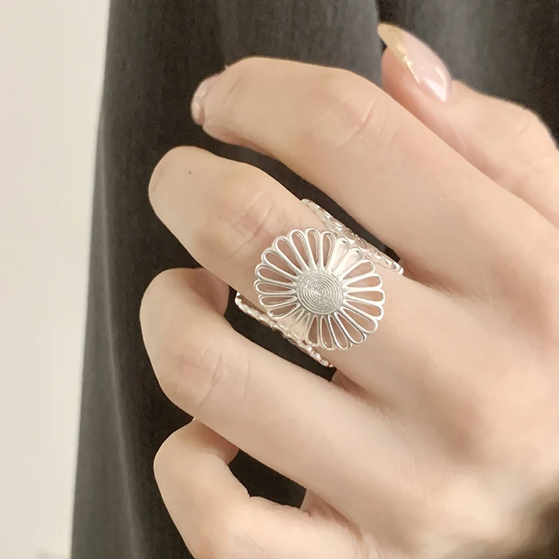 GANPUP Minimalistischer Breiter Blumenmuster Verstellbarer Fingerring für Damen, Modischer Neuer Silberfarbener Ring, Schmuckgeschenk für Party und Büro кольцо – Detail 2