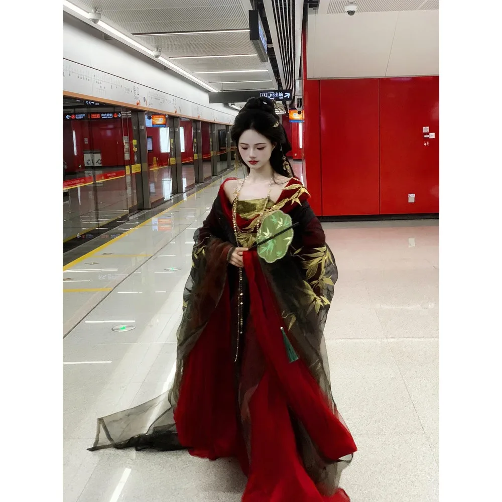 

Величественный темный халат в древнем стиле эпохи Войнующих царств, черно-красный, с золотистым бамбуковым узором, прямой шлейф, длиной в пол.