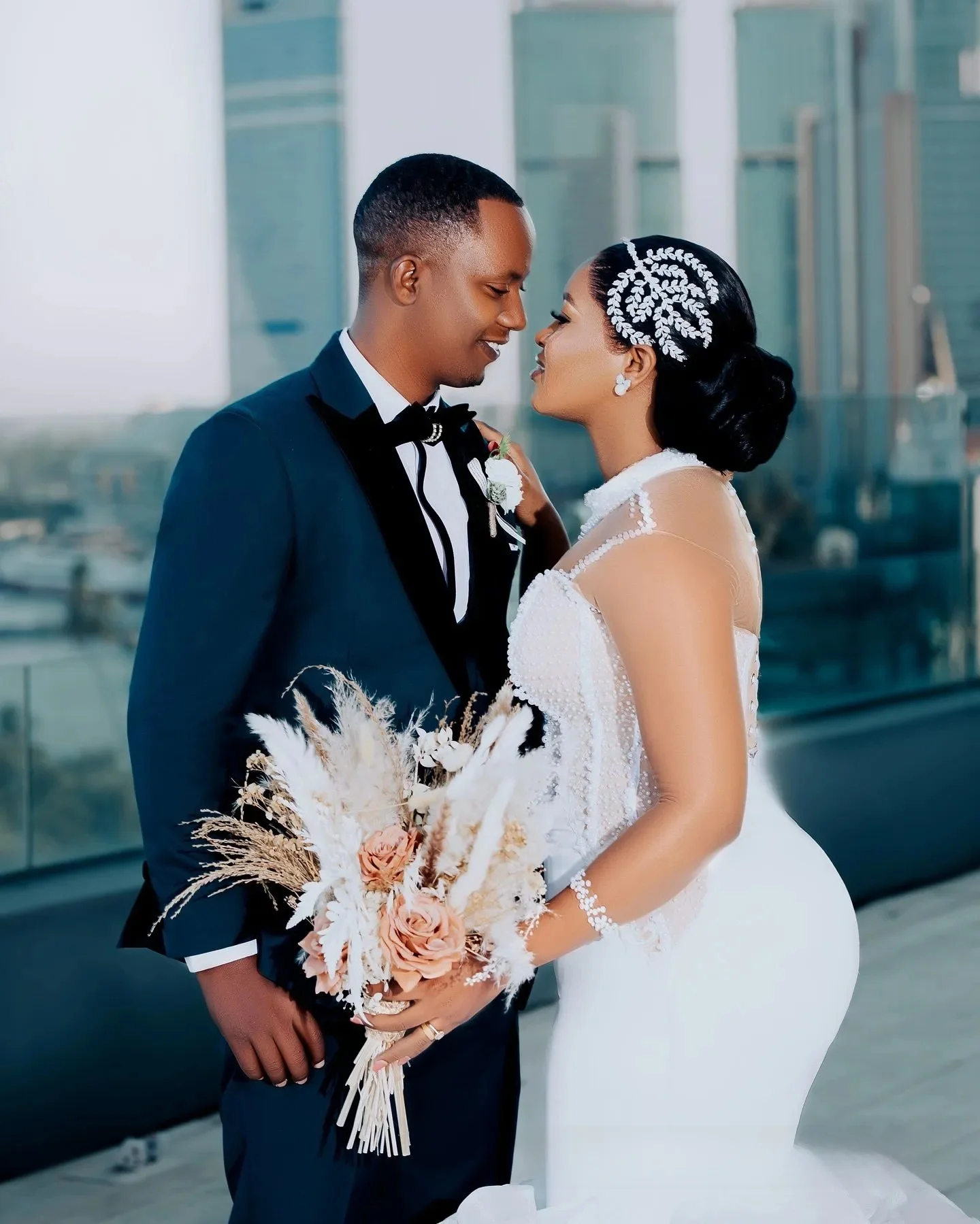 Suknie ślubne plus size na zamówienie dla panny młodej, fason syrenka, wysoki dekolt, długie rękawy, warstwowy tiul, falbany, zdobione koralikami, koronka, idealne do kościoła.