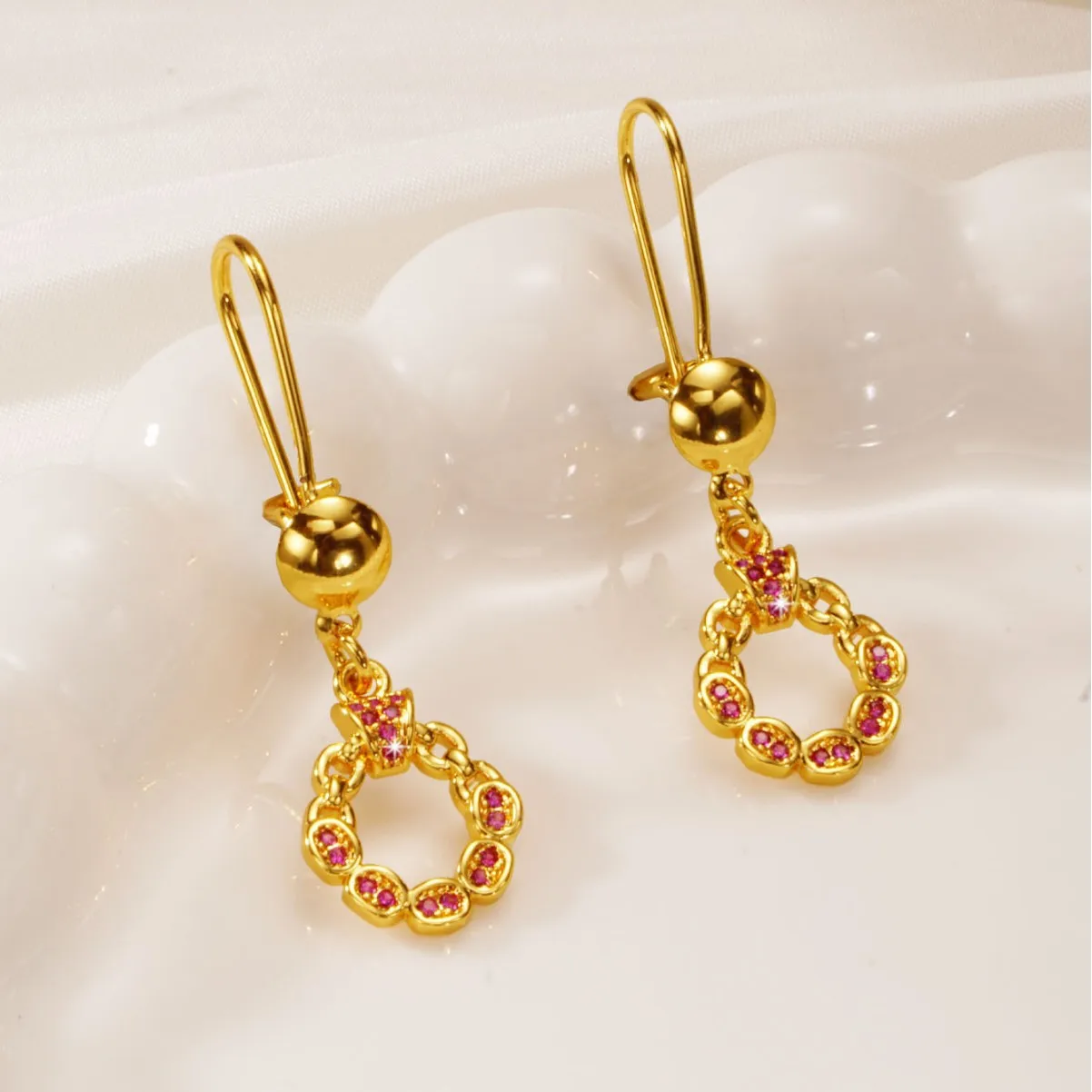 

9999 gold diamond-encrusted hollow geometric stud earrings, fashionable and elegant, popular among netizens, luxurious and high