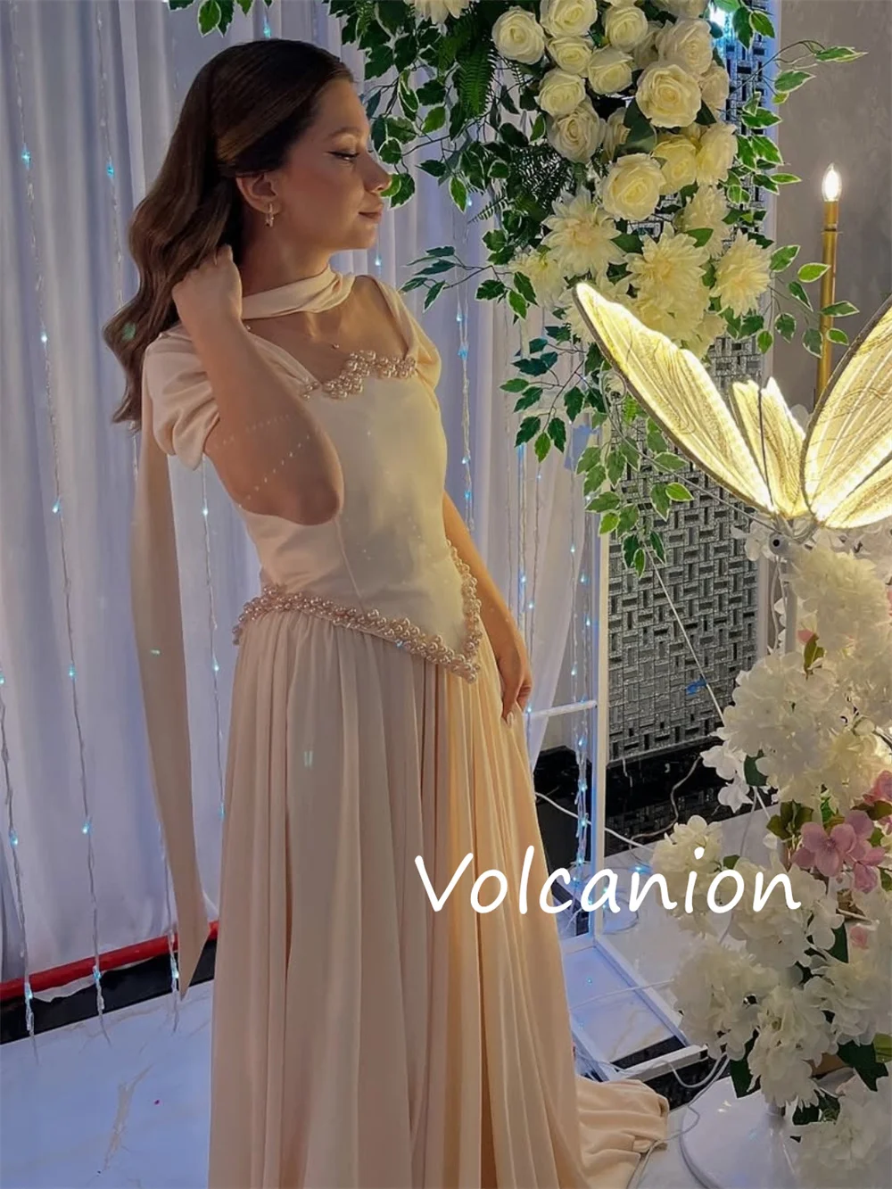 فساتين طويلة مخصصة عالية الجودة بطيات شارميوز لؤلؤية على شكل حرف a مكشوفة الكتف مناسبة مخصصة للسهرات رائعة