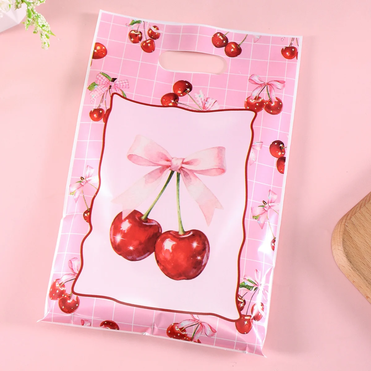 10/20/50 Stück rosa Kirsch-Geschenktüten mit gemischtem Kirschdesign, Plastik-Süßigkeitentüten für Hochzeit, Brautparty, Geburtstagsfeier – Detail 3