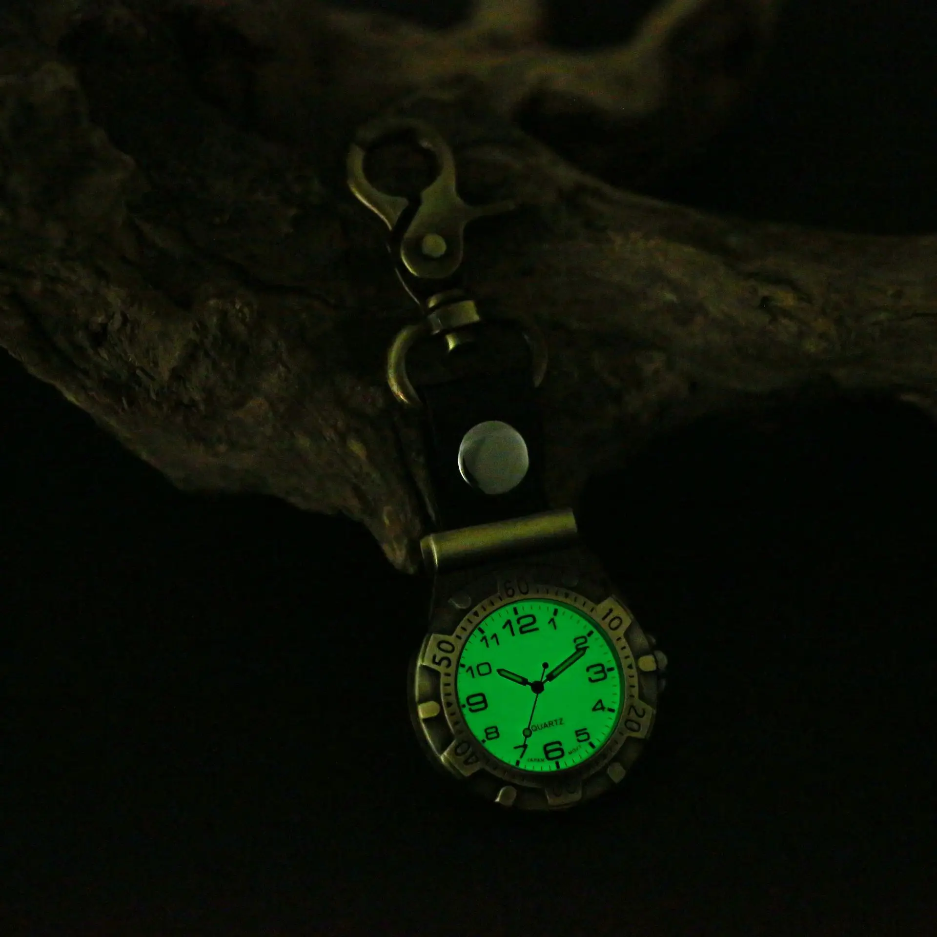 2025 ساعة تسلق الجبال الجديدة كوارتز للجنسين الشرير ساعة معلقة مضيئة اشراق ممرضة ساعة الرياضة في الهواء الطلق معلقة وات