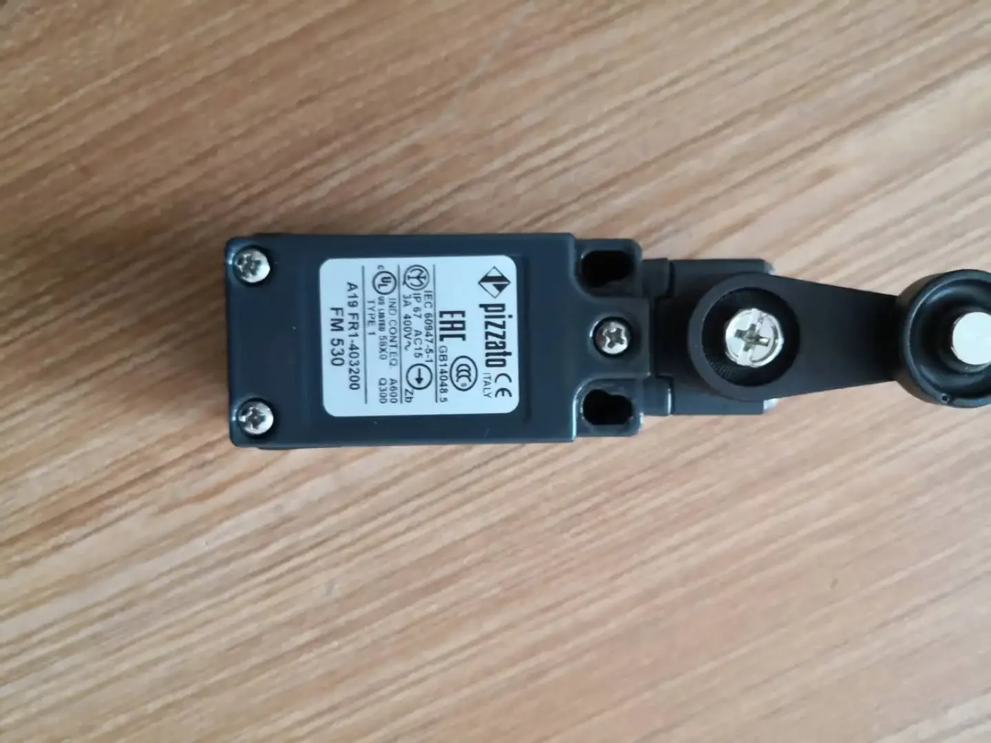 

New original Pizzato restricted switch FM530