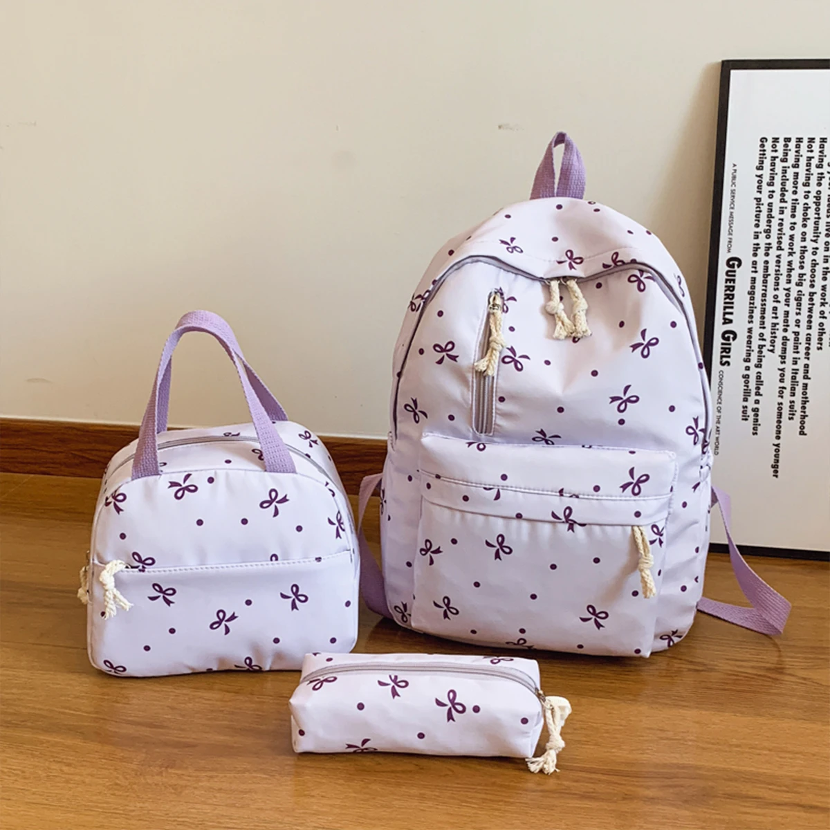 مجموعة مكونة من 3 قطع مطبوعة على شكل فيونكة مرحة: حقيبة ظهر مبطنة وحقيبة مقلمة متعددة الجيوب وحزام قابل للتعديل لحياة الطلاب للاستخدام اليومي/المدرسة #5