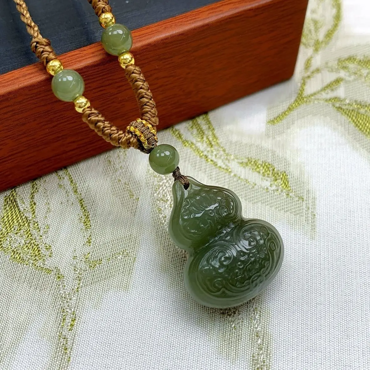 

Natural Hetian jade green yellow mouth auspicious cloud gourd pendant pendant men's and women's jade double-sided sweater jade p