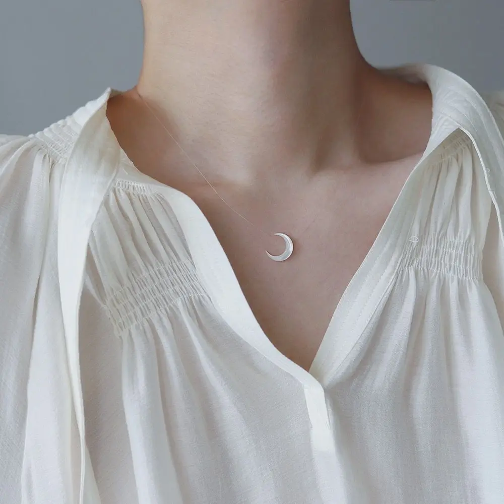 Natural Shell Crescent Moon Pendant Necklace Invisible Fishing Line Chic Design Necklace for Women Jewelry Accessories