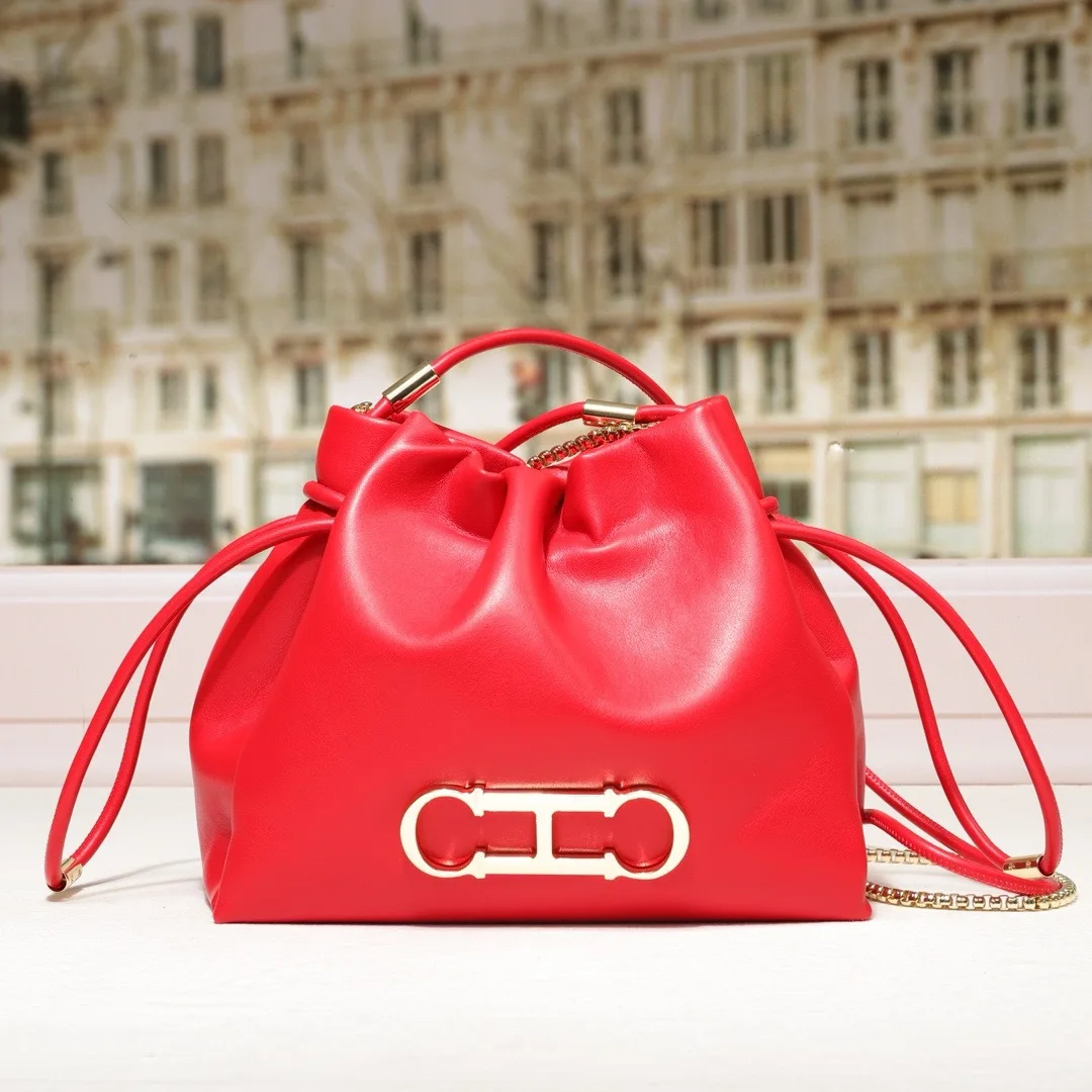 

Elegant Leather Classic Tote Bag With Letter Logo For Women Paris Fashion Large Capacity Minimalist Trendy