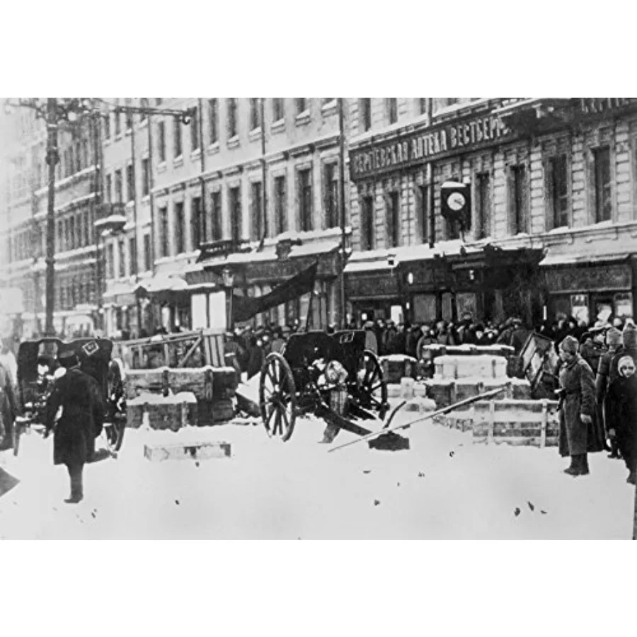 

Революция 1917 года: Орудия Невского полка под красным флагом у баррикады в Петрограде, Россия, 12 марта 1917 года, постер, размер 24 x 36 дюймов.