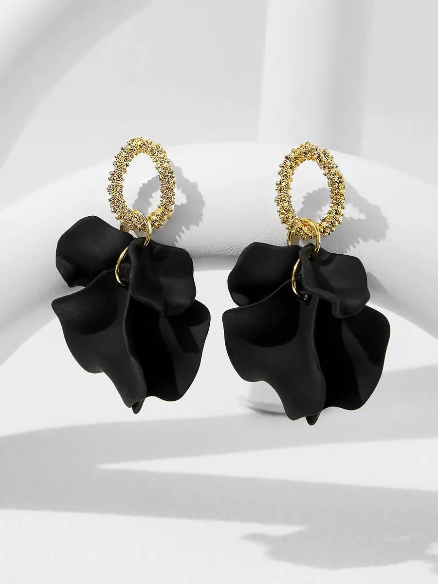 

Petals-shaped drop earrings for everyday elegance and subtle charm