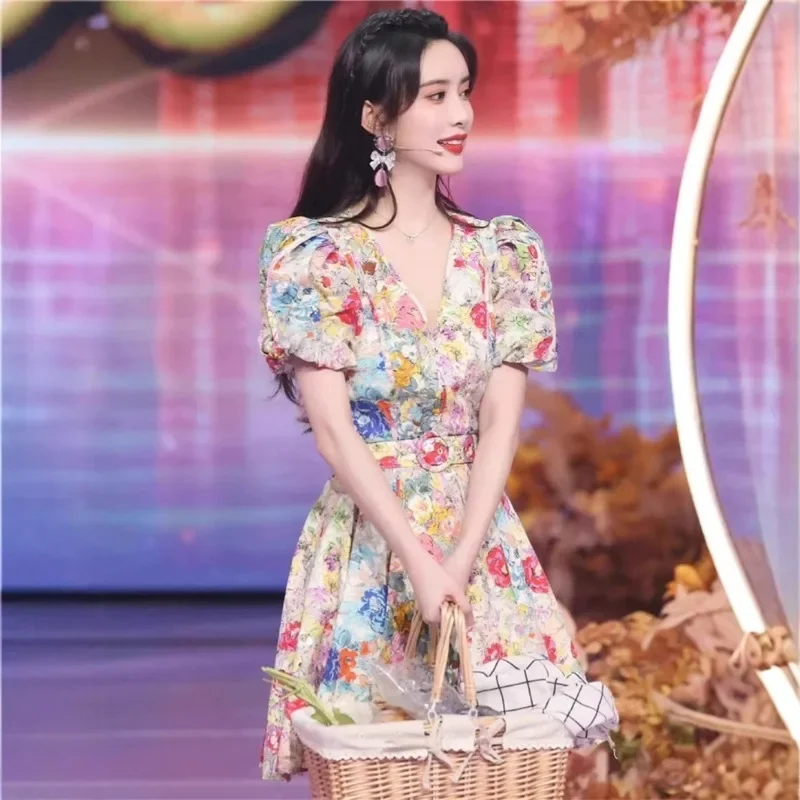 

Meng Ziyi Платье Same Star с цветочным принтом и V-образным вырезом с объемными рукавами, элегантное женское платье