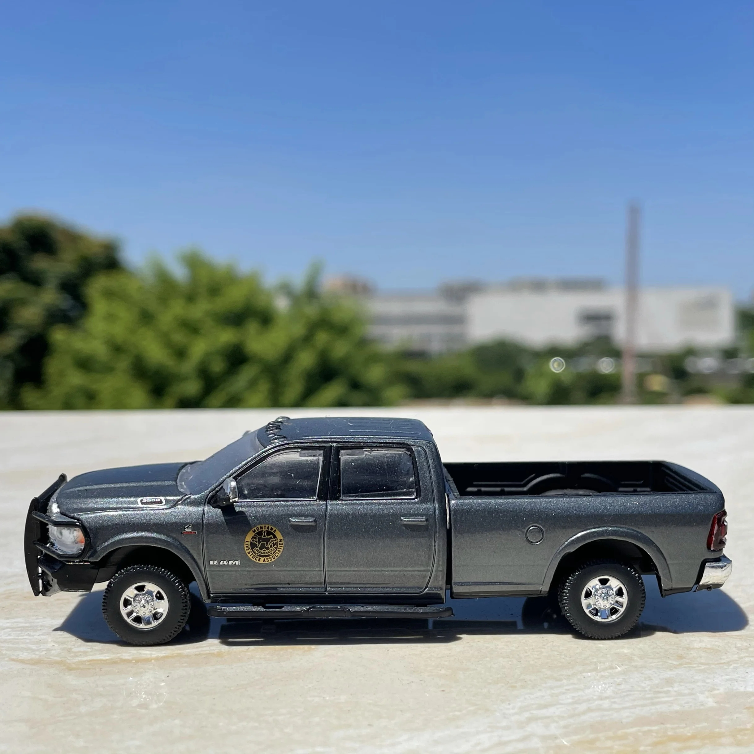 Schaal 1:64 Diecast Legering Dodge Pickup RAM 2500 Jongen Speelgoed Politieauto's Model Klassiekers Volwassen Gift Collectie Souvenir Statische Display