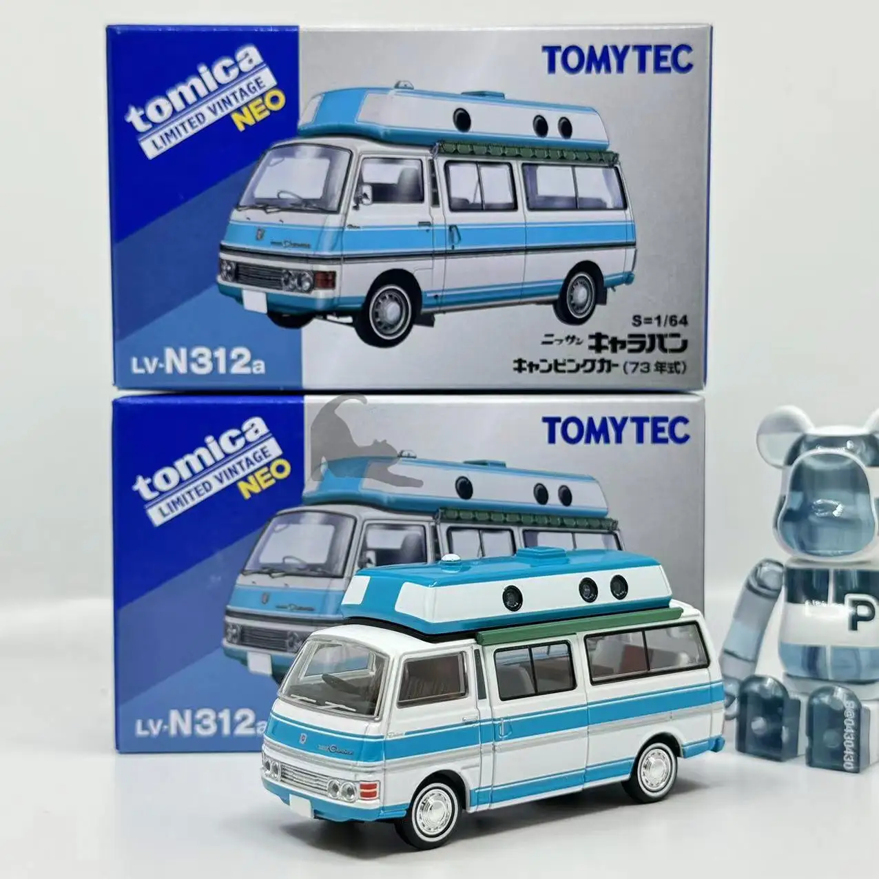 

Коллекционная модель автомобиля Tomytec TLV 2405, цвет голубой/белый