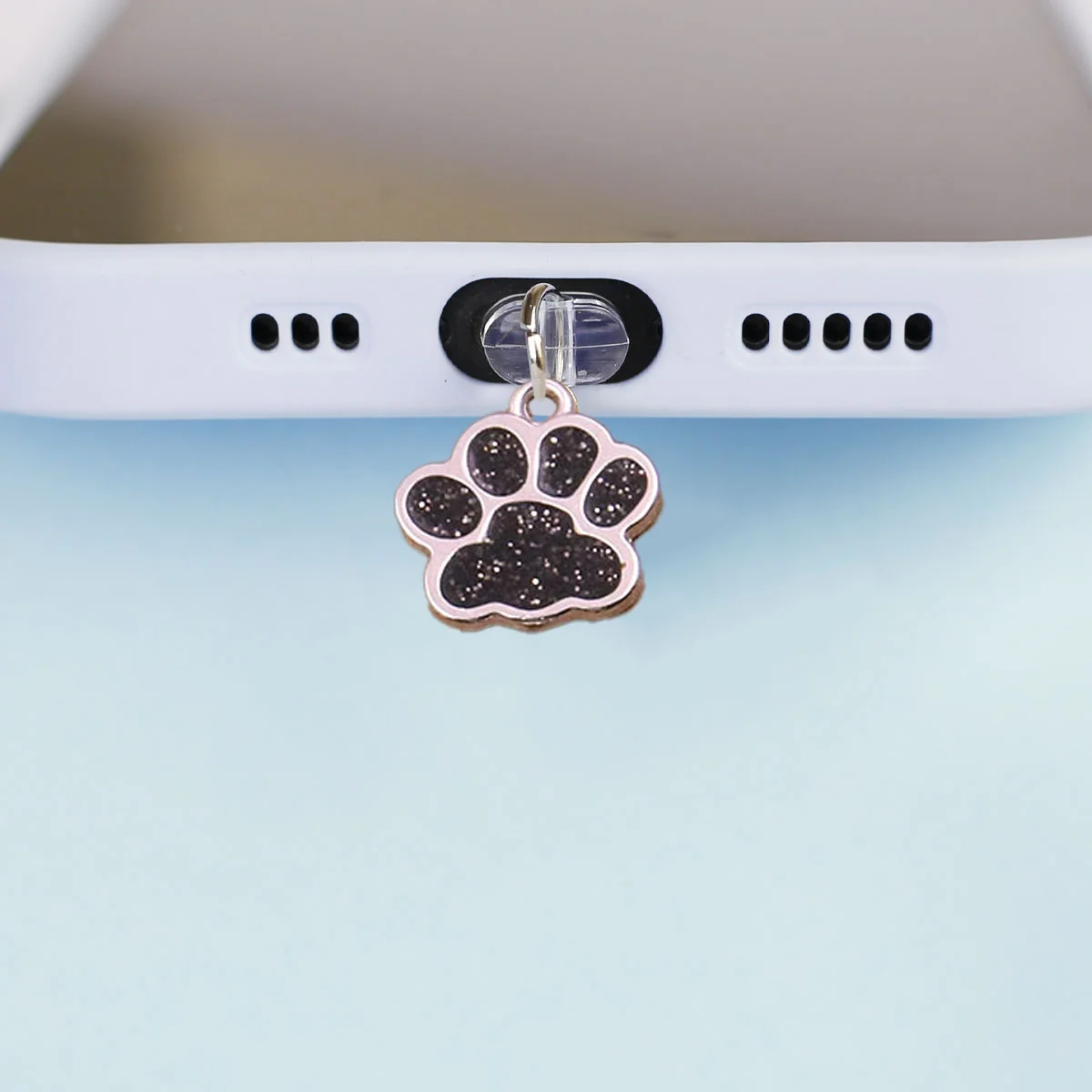 أنماط مختلفة من سدادات الغبار للهاتف على شكل مخلب القطط، ومعلقات زخرفية واقية لواجهة متعددة الأنماط لطيفة على شكل حيوانات أليفة، وإكسسوارات صغيرة للعناية اليومية بالهواتف وأجهزة الكمبيوتر وسماعات الرأس وما إلى ذلك