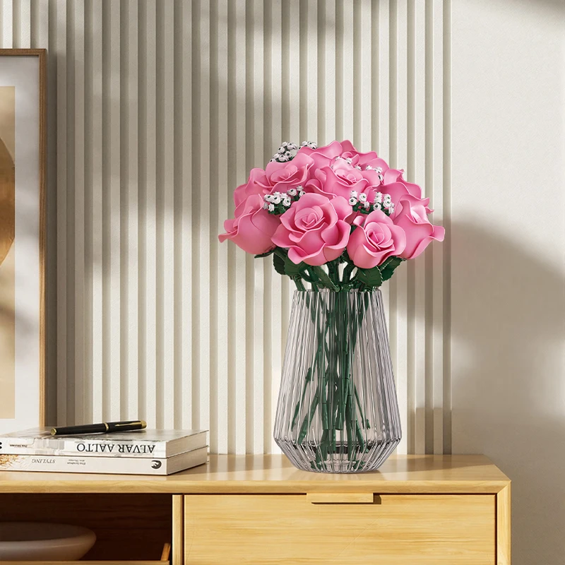 Conjunto de blocos de construção de flores preservadas em rosa rosa e preta, ornamento de modelo de mesa criativo, adequado para presentes e coleção.