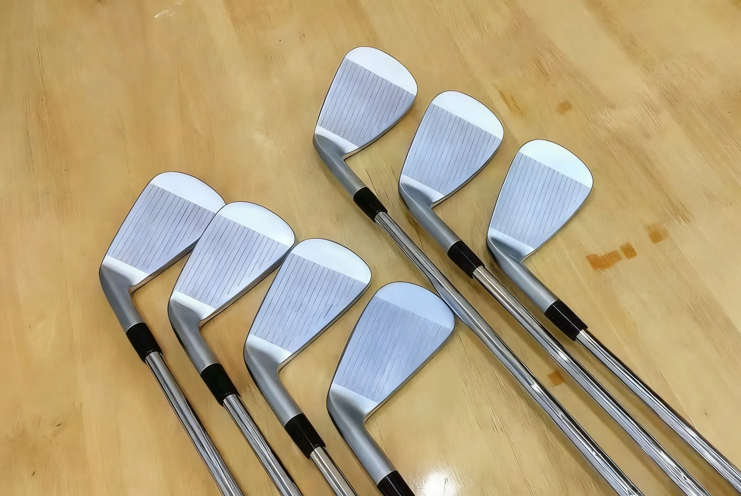 مجموعة حديد جولف مزورة لليد اليمنى مع مادة قبضة مطاطية لحقيبة الجولف باللون الفضي والأسود #1