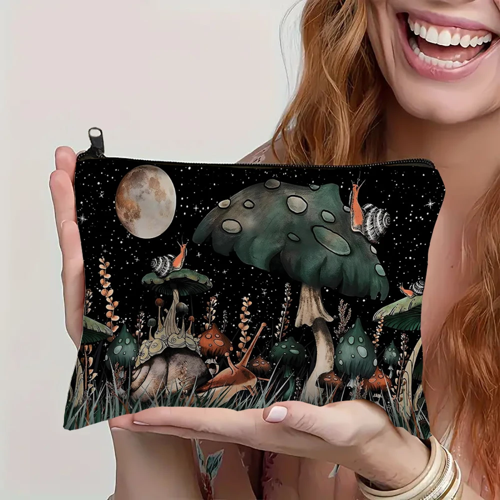 

Mushroom Patterned Makeup Bag with Zipper Closure, Casual Style Large Toiletry Pouch for Women Poppy Cosmetic Bag for Travel Bag