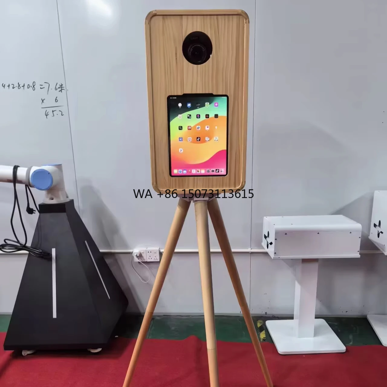 

Portable Selfie 10.2inch 12.9inch Handheld Roamer ipad Photo Booth Shell Lcd Screen with Flight case for Wedding and Party