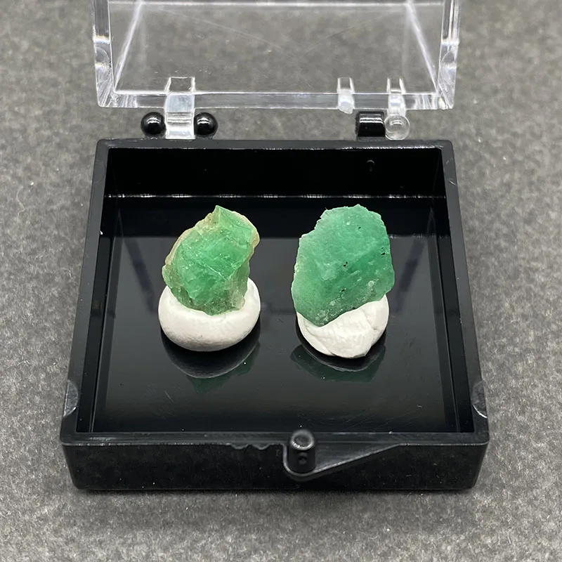 100%  Natural Emerald Mineral Specimens Stones and Crystals Healing Crystal   +Box size:35*35*35 mm