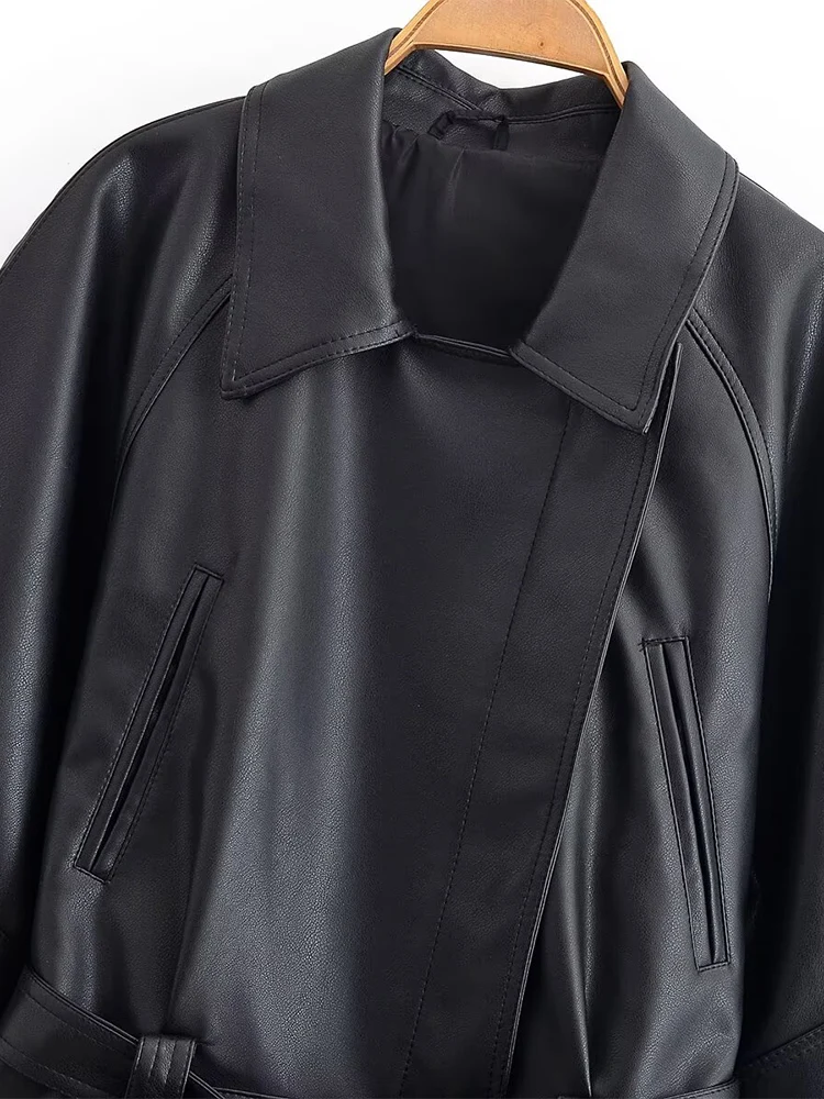 سترة نسائية جديدة على الطراز الأوروبي عصرية ومتعددة الاستخدامات بلون سادة مع تفاصيل وسحاب من الجلد الصناعي وحزام.