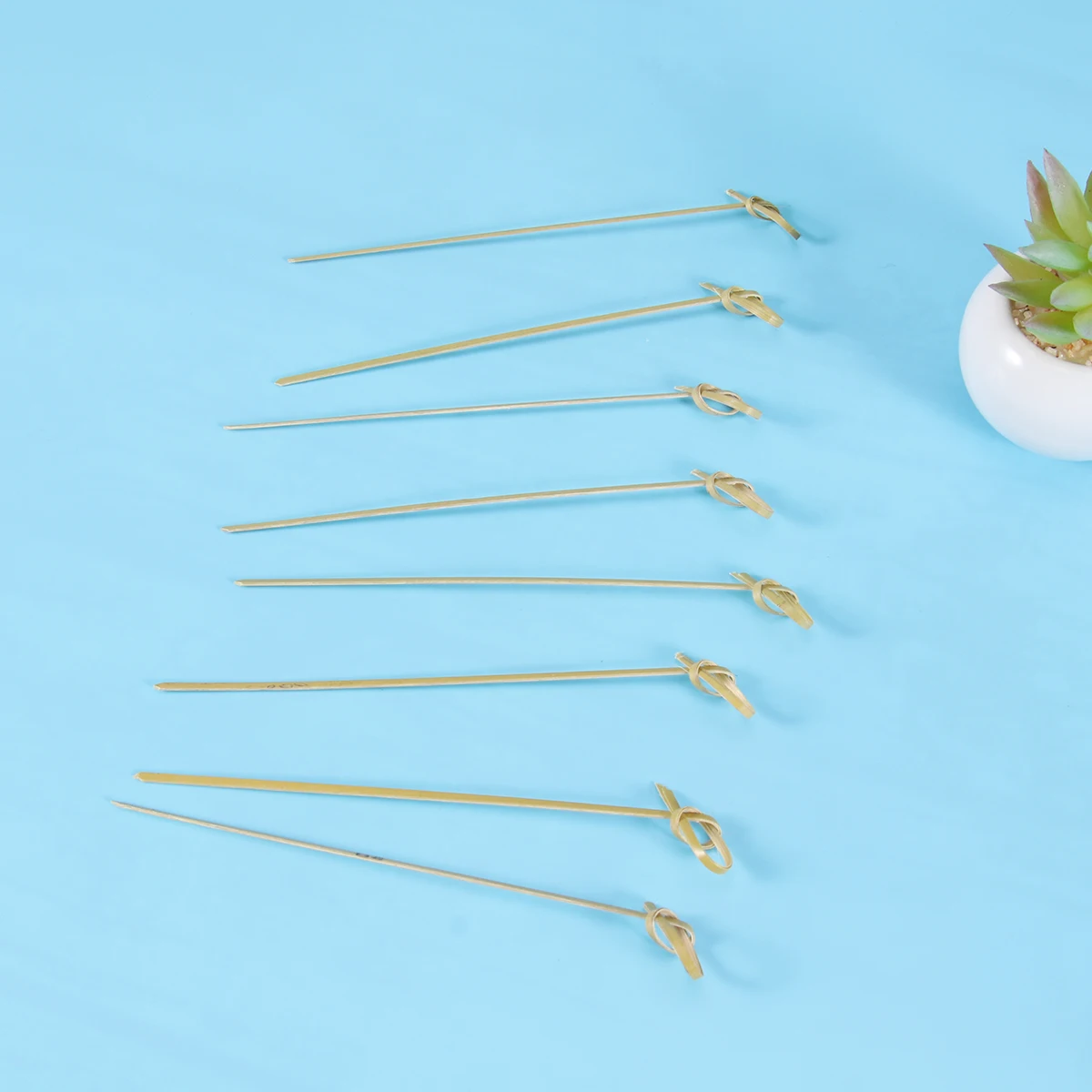 

200PCS Disposable Bamboo Knot Skewers Bamboo Picks Cocktail Picks with Twisted Ends for Cocktail Party Barbeque Snacks Club Sand