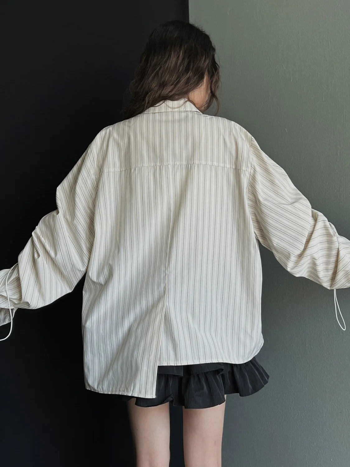 Schicke, herbstliche, gestreifte, lange Sve-String-Strickweste für Damen, Irt Design Sensation, doppelt geknöpftes Strickoberteil