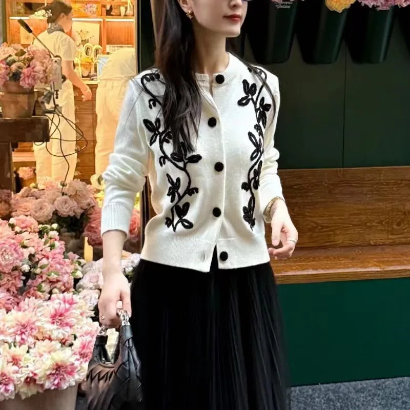 

【Gift Free】2025 Autumn Winter New 3D Floral Embroidered Round-Neck Knit Cardigan Sweater for Women