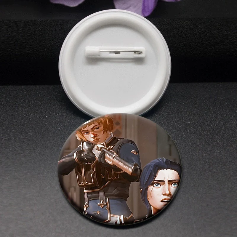 58 مللي متر الساخن لعبة جامعة أساطير Isha لينة زر دبابيس LOL Jinx دبابيس اليومية موضة الديكور شارات هدايا مثالية للأصدقاء