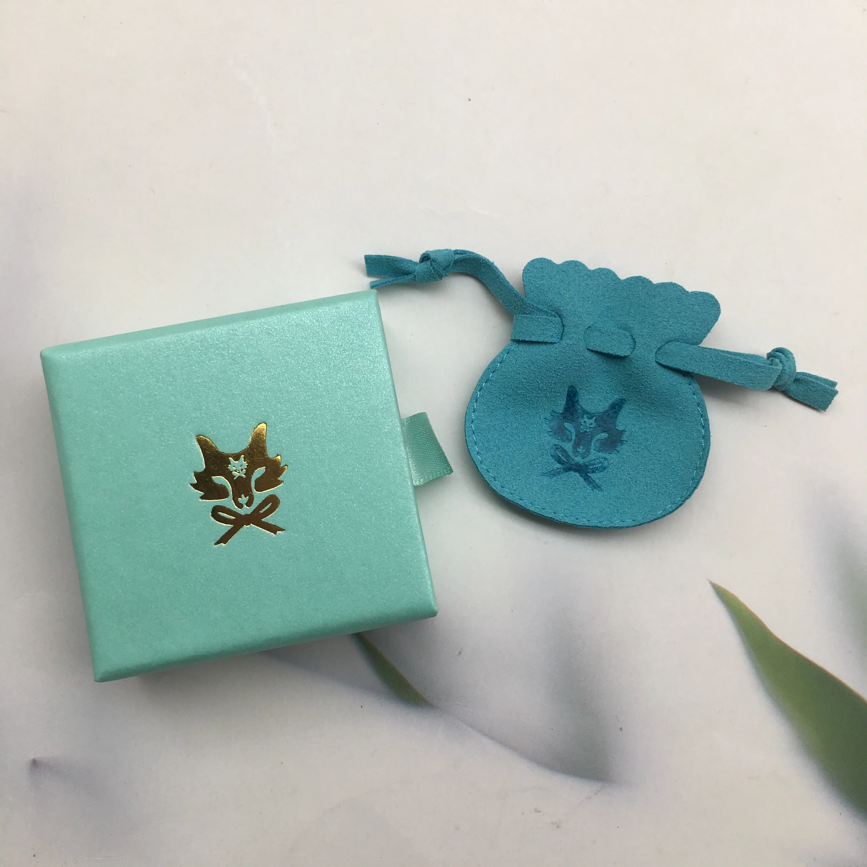 

24/50/100 компл. 9x9x3 см шкатулка для драгоценностей с 8x8 см сумками из микрофибры замшевые бархатные мешочки кольца серьги браслет кулон органайзер