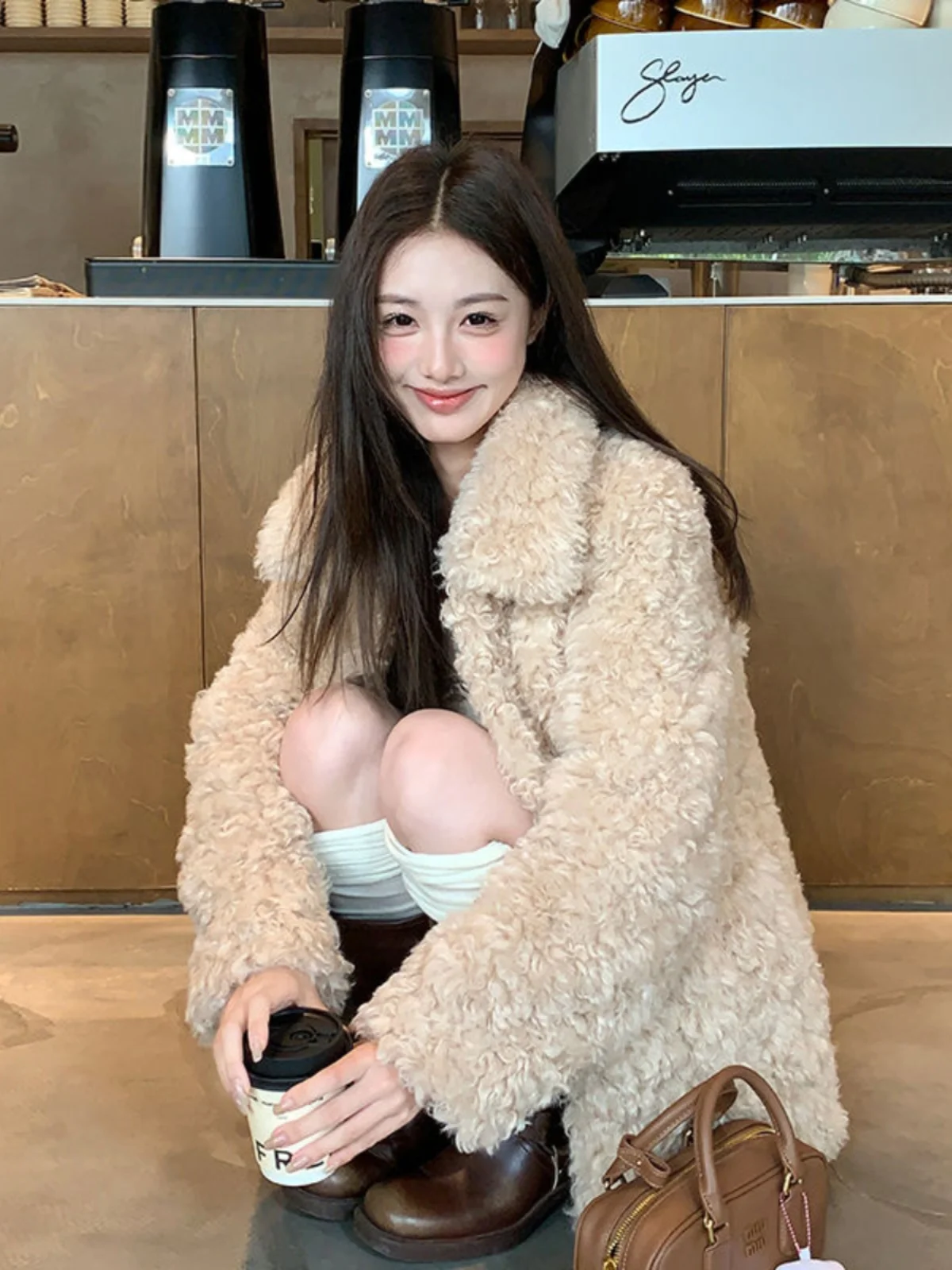 معطف فرو صناعي من الكشمير والمينك للنساء، طويل متوسط، ذو ياقة بولو، فضفاض وسميك، بتصميم شتوي عصري للشارع.