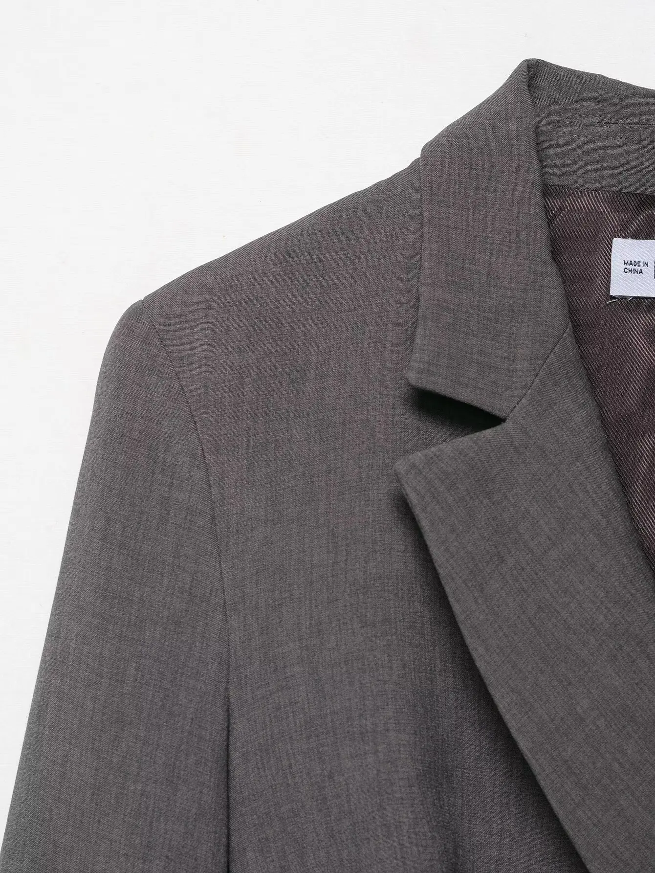 سترة نسائية لخريف 2025 كاجوال عصرية مبطنة بالكتف وحزام بلون سادة وحزام وطية صدر السترة