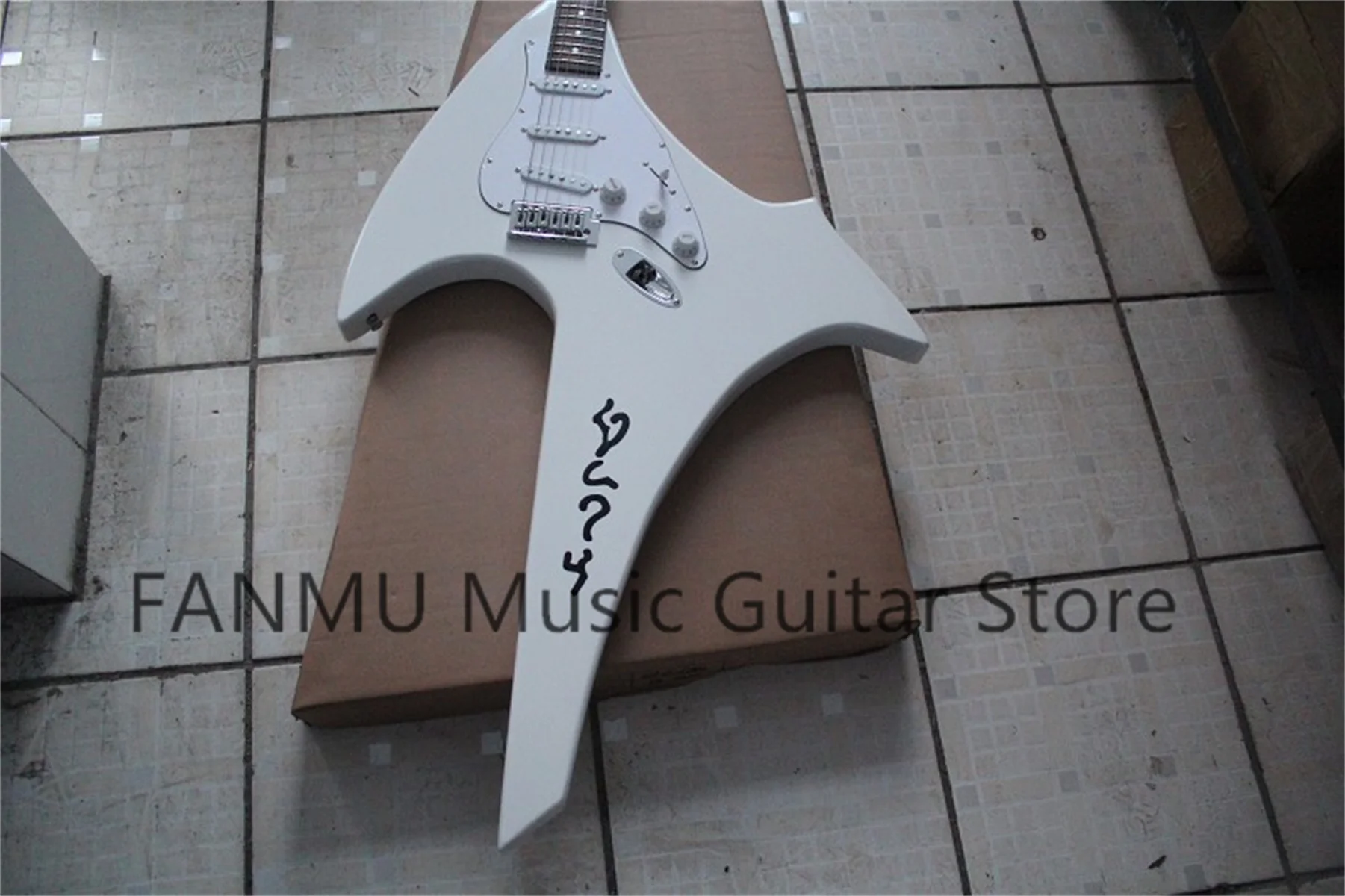 Shaped guitar, irregular large guitar, white body, white neck, rosewood fingerboard, single swing bridge, white pickup board