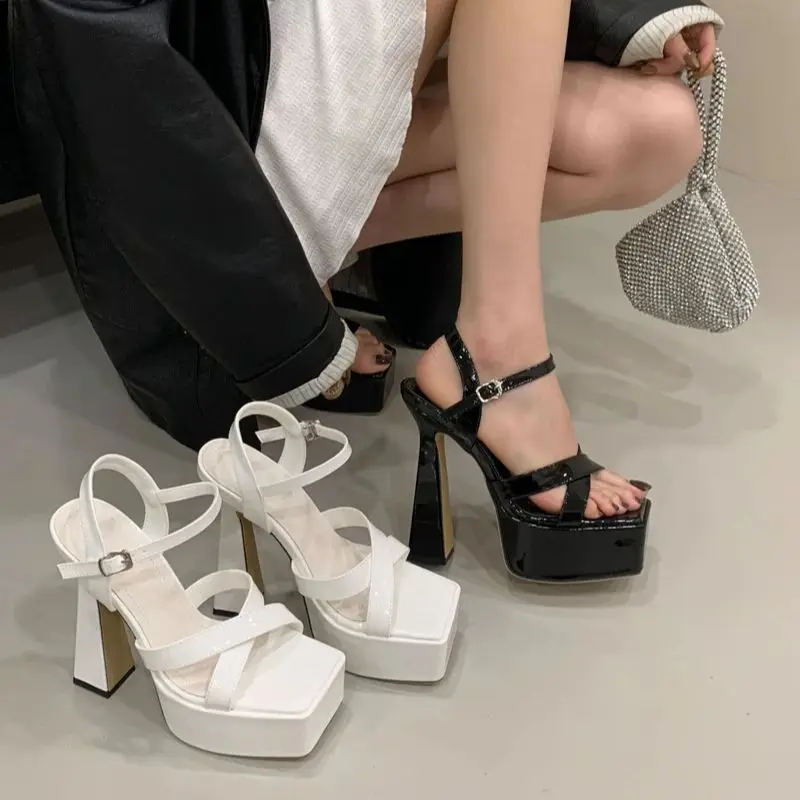 15 سنتيمتر الصنادل كعب أحذية منصة بيضاء الصيف حزام الصليب مثير التعري أحذية سوداء عالية الكعب صناديل للنساء اتجاهات 2025
