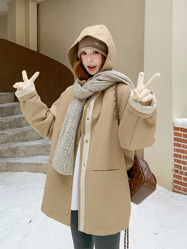 Parka damska khaki z kapturem, ocieplana, zimowa, z podszewką z polaru, koreański styl, wyszczuplająca, regularny krój, swobodna.