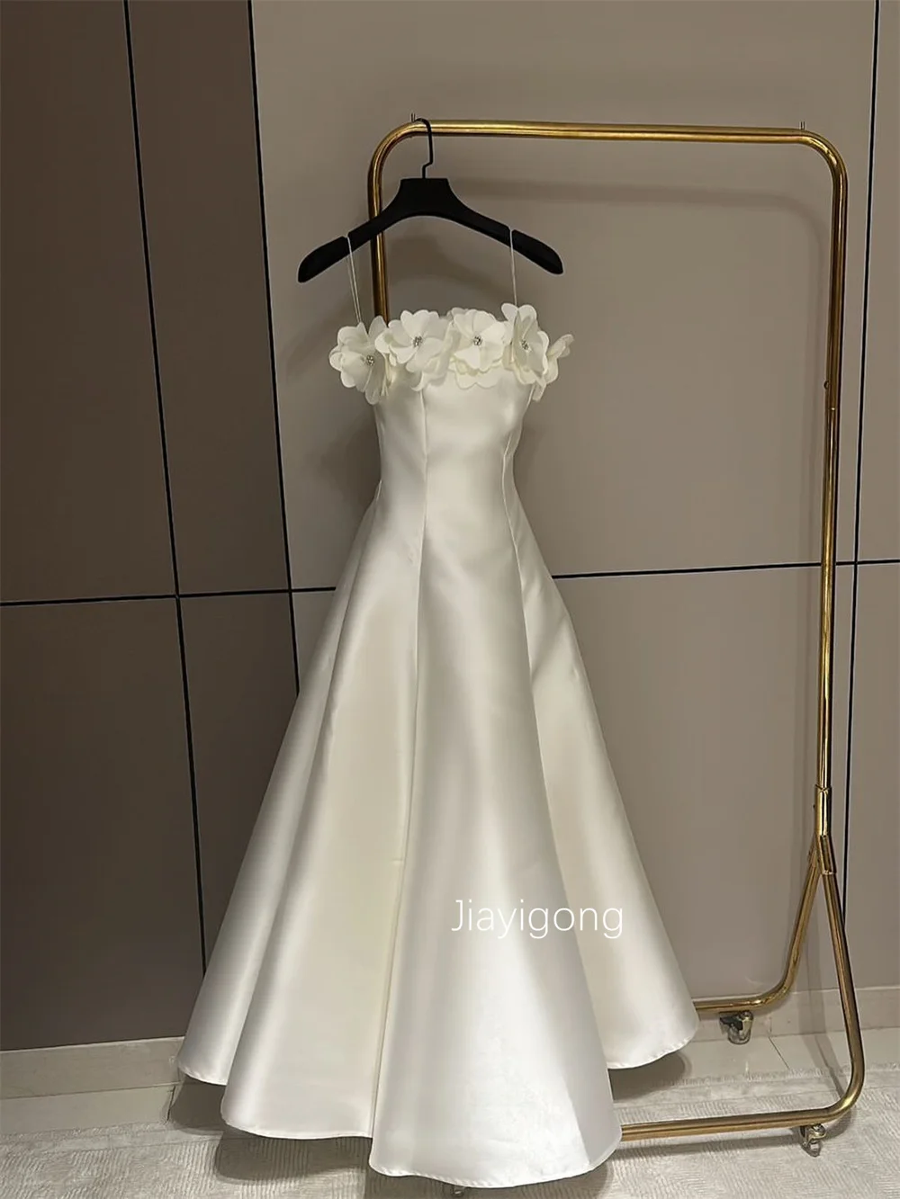 Vestidos de Noite Longos Personalizados em Estilo Chinês, Charmeuse Clássico com Pregas e Flores, Sem Alças