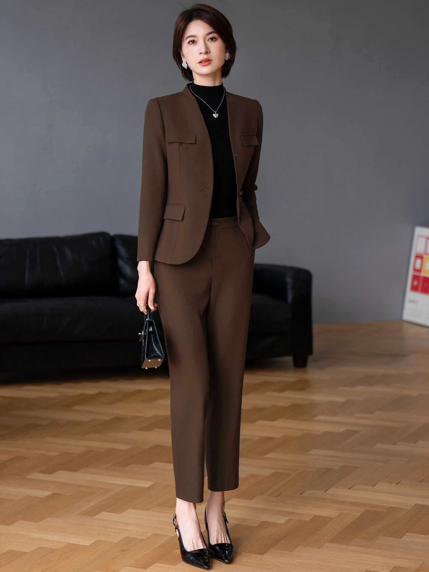 

Женский деловой костюм-двойка Ele Busin Faion: брюки с высокой талией и приталенный пиджак с V-образным вырезом на пуговицах