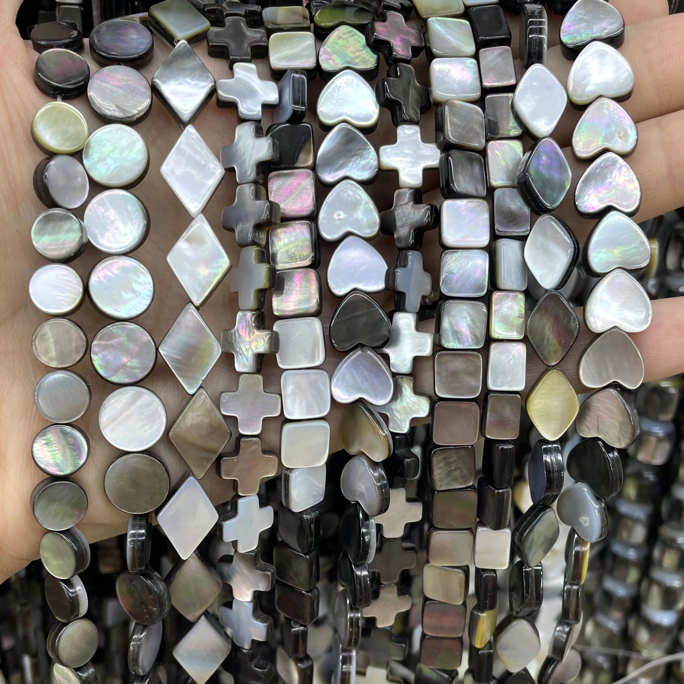Natürliche schwarze Perlmutt-Muschelperlen in quadratischer und herzförmiger Form, lose Abstandsperlen für die Schmuckherstellung, DIY-Armband-Zubehör. – Detail 1