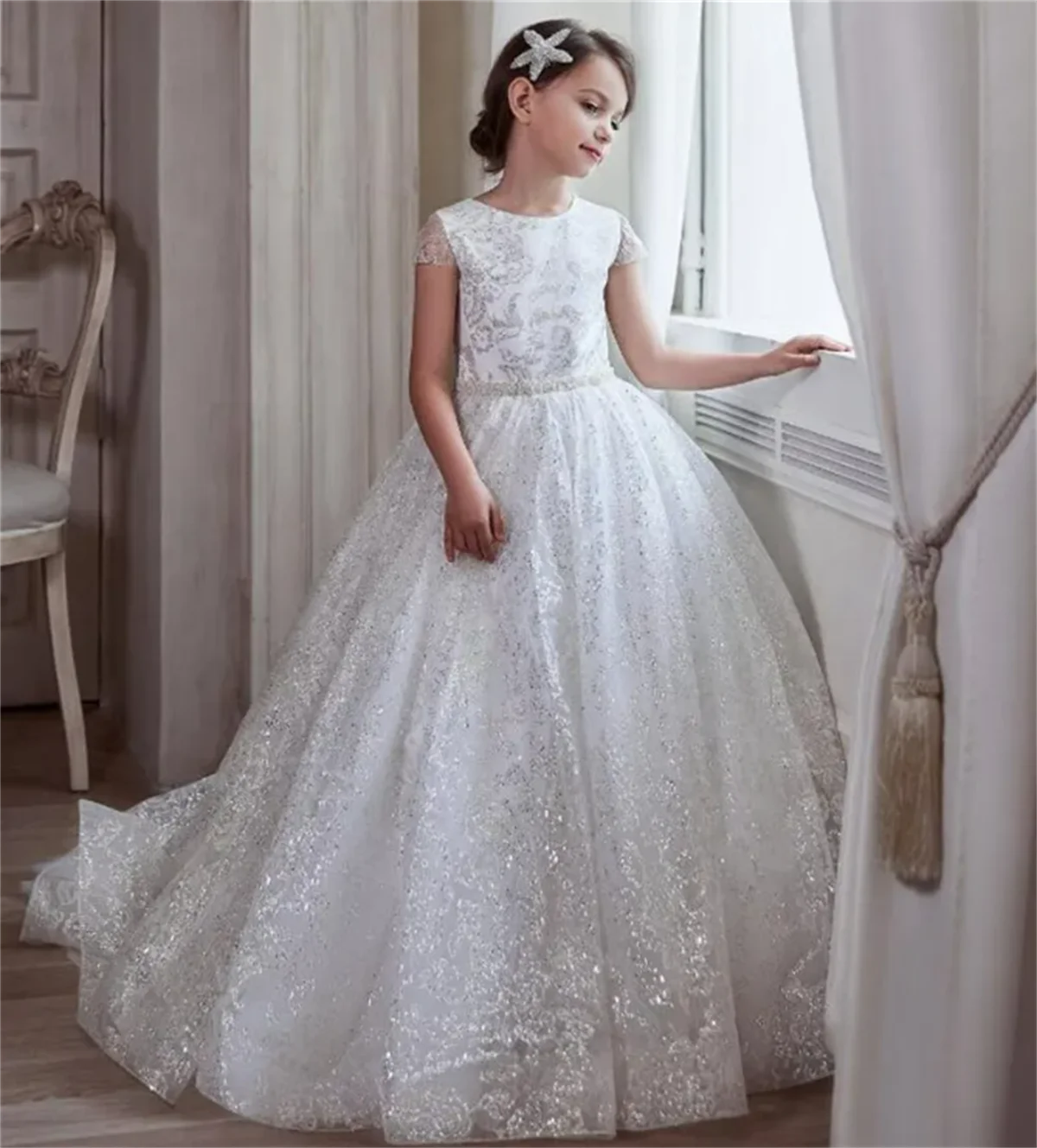 Abito da ragazza di fiore scintillante con applicazioni in tulle soffice bianco Abito da sposa elegante per la prima festa di compleanno dell'Eucaristia del bambino