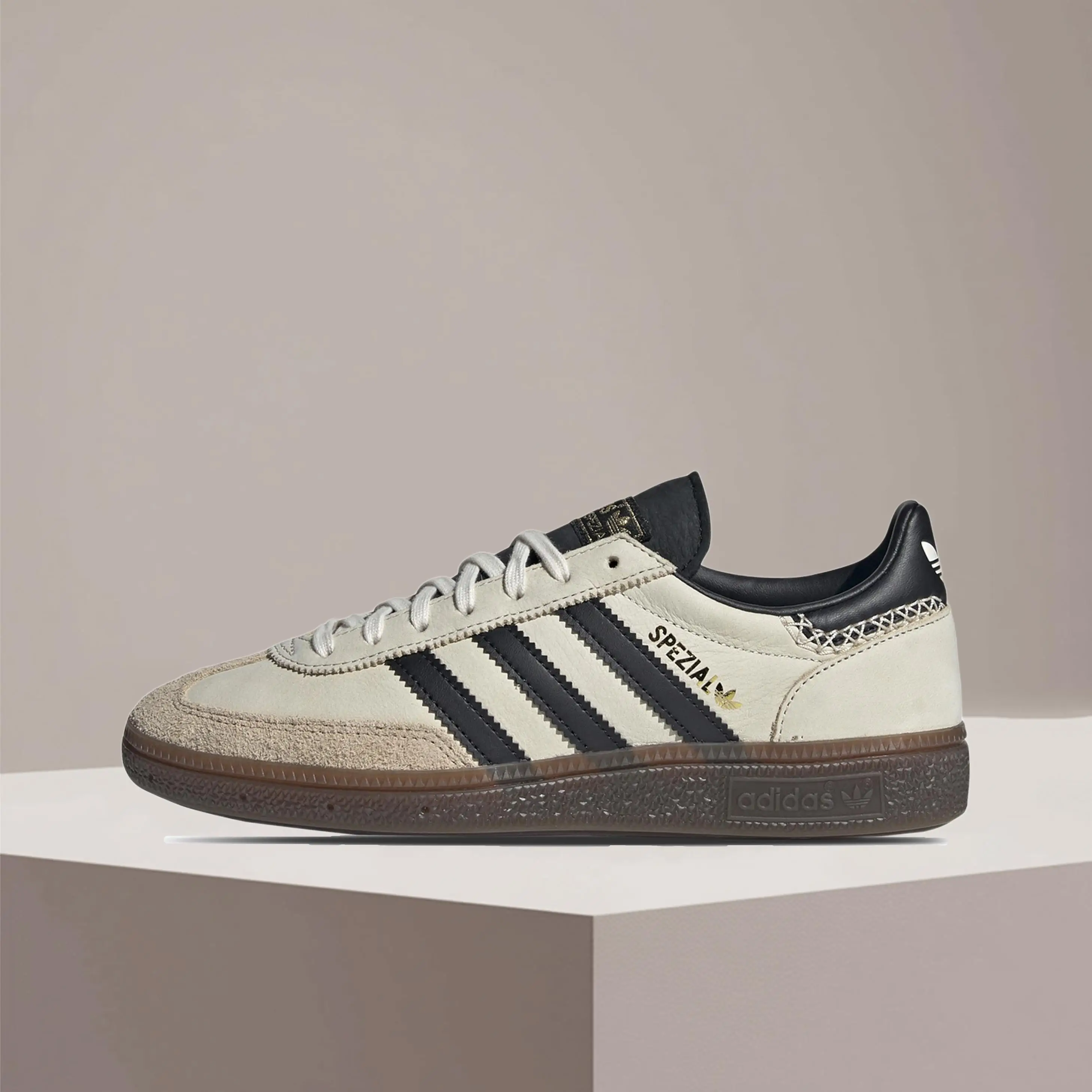 

adidas Originals HANDBALLSPEZIAL Comfortable and versatile Non-slip and durable Low-top sneakers for men and women IE3698