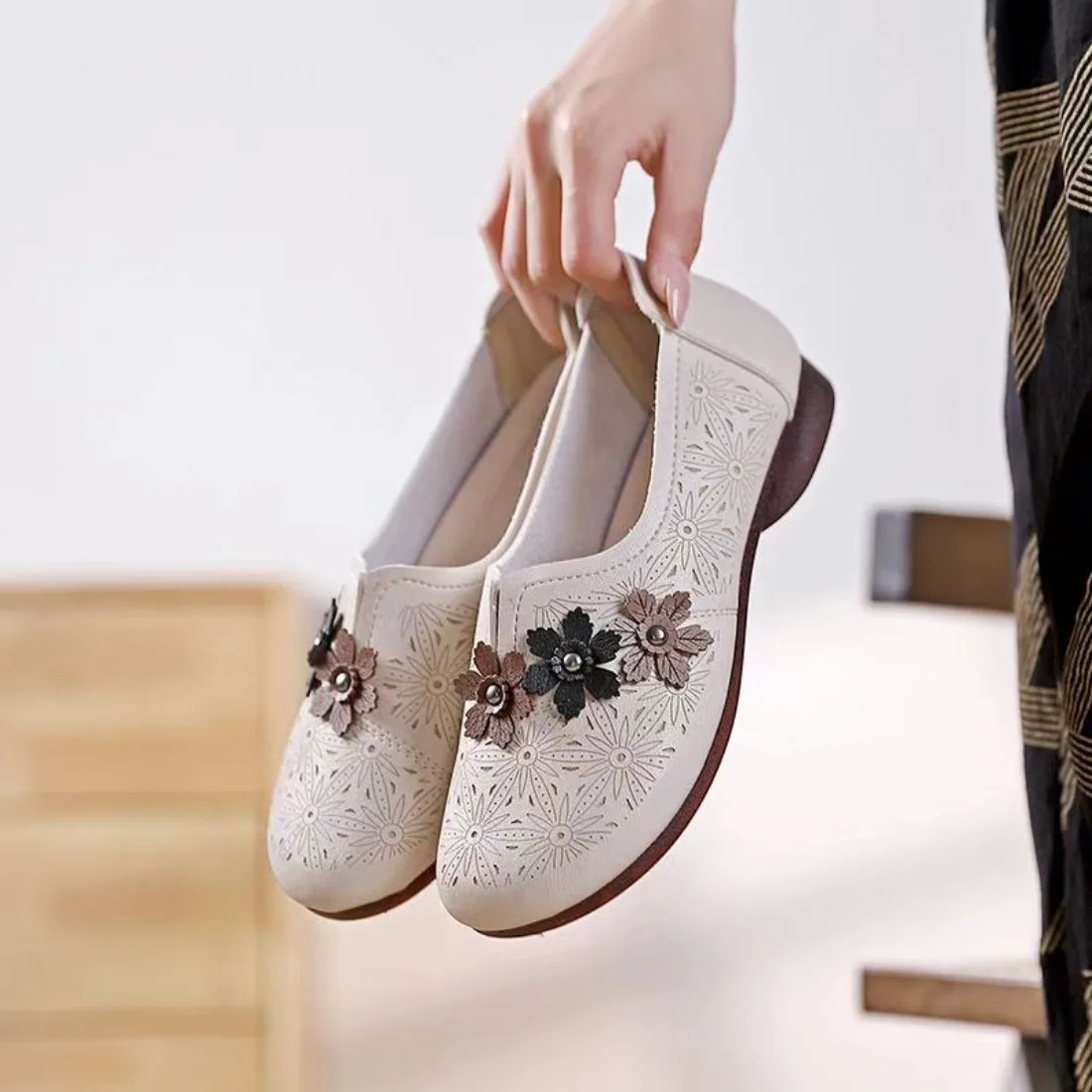 

Женские летние дышащие туфли 2025 года с мягкой подошвой, нескользящие, для отдыха, сетчатые, плоские, с вышивкой