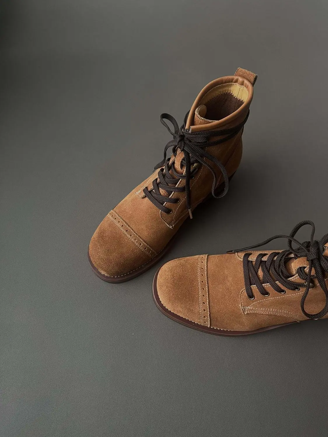 

Outdoor British Style Lace-Up Boots High-Top Carved Floral Men's Hiking Shoes Thick Bottom Heightening Block Mountain ...
