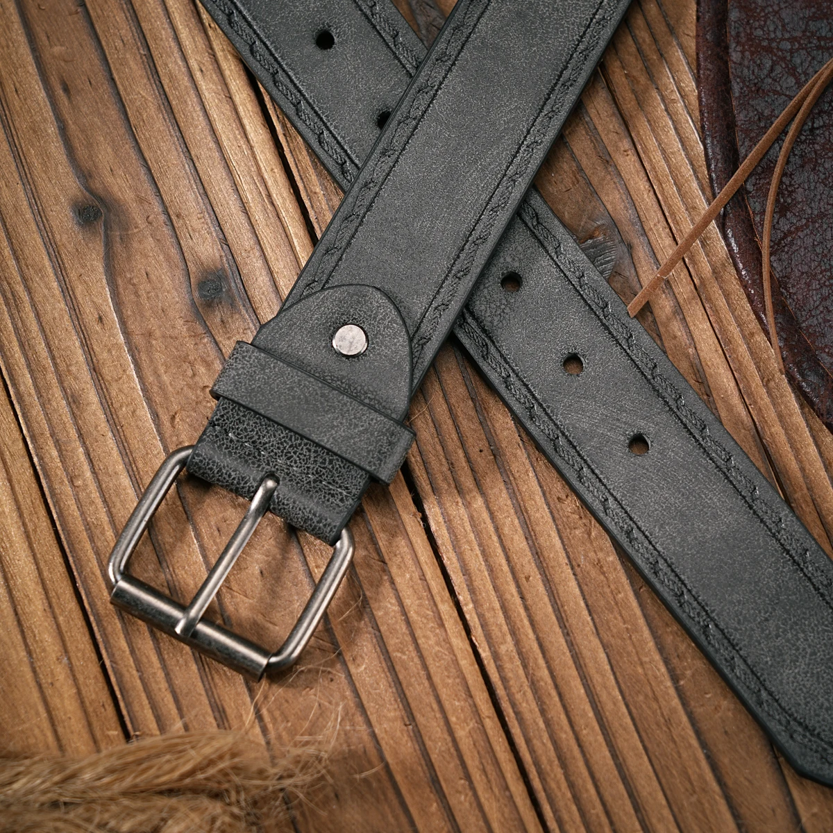 Ein passender Gürtel für Herren und Damen mit Retro-Knopfverschluss, PU-Kunstleder-Gürtel mit geprägtem Fadenmuster, lässiger Stil, vielseitig einsetzbar. – Detail 12